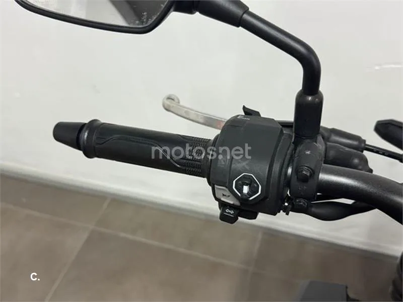 Honda CB 125 R – Vista 12