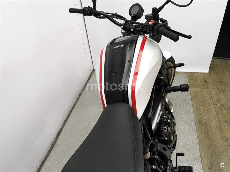 Yamaha XSR 700 – Vista 7