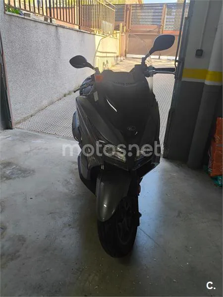 Kymco Grand Dink 300 – Vista 3