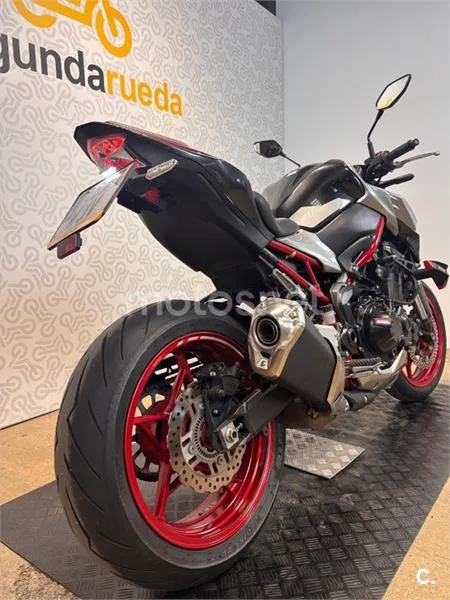 Kawasaki Z900 - Vista 4