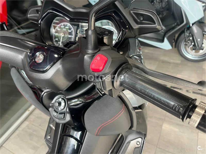 Yamaha XMAX 300 – Vista 10