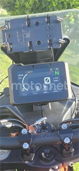 KTM 890 – Vista 9