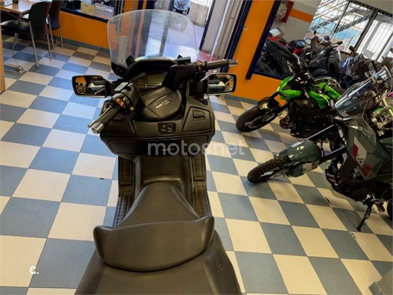 Suzuki Burgman 650 Executive – Vista 14