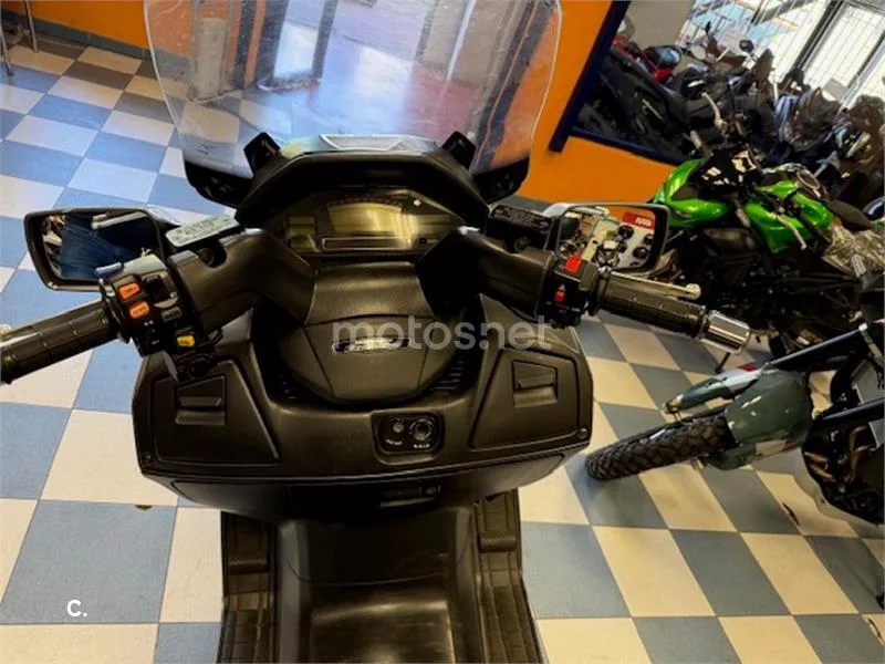 Suzuki Burgman 650 Executive – Vista 15