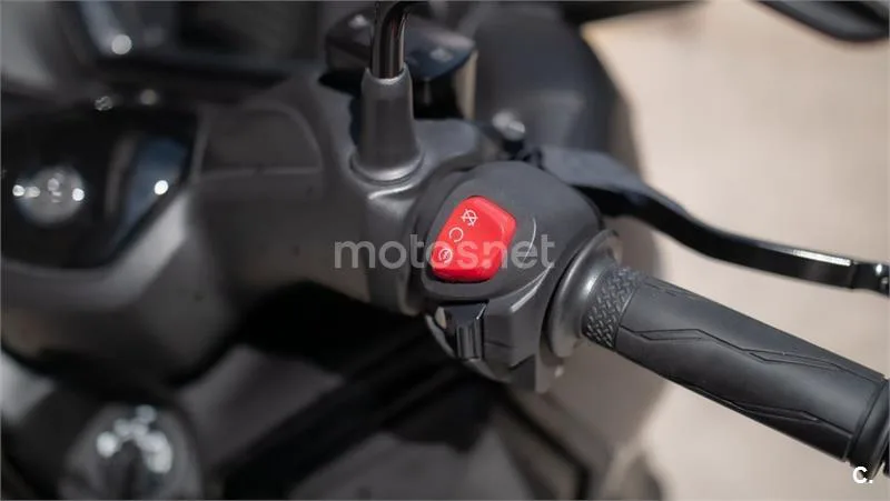 Yamaha XMAX 300 – Vista 10