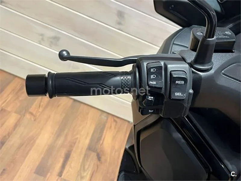 Yamaha XMAX 300 – Vista 12