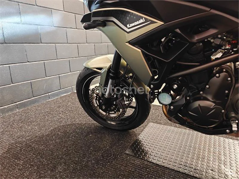 Kawasaki Versys – Vista 13