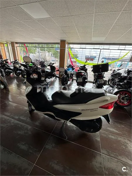 Suzuki Burgman 200 – Vista 10