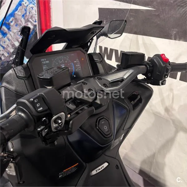 Yamaha TMAX – Vista 22