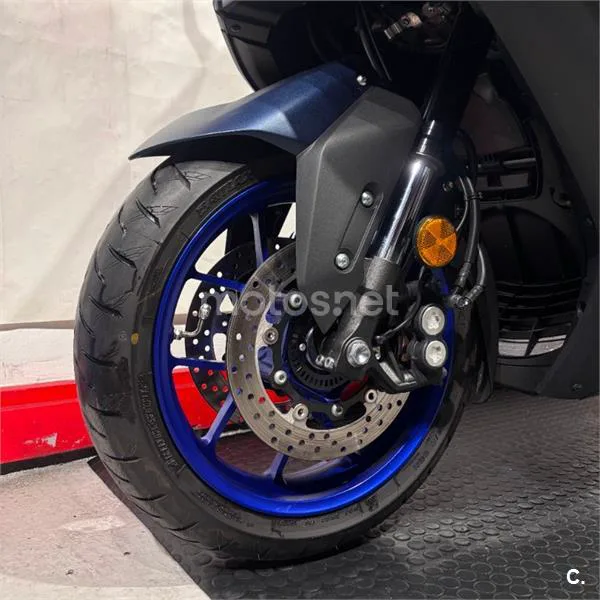 Yamaha TMAX – Vista 9