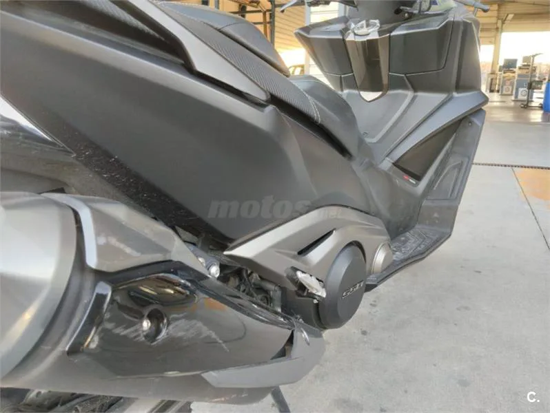Kymco AK 550 – Vista 4