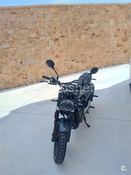 Husqvarna Svartpilen 401 – Vista 5
