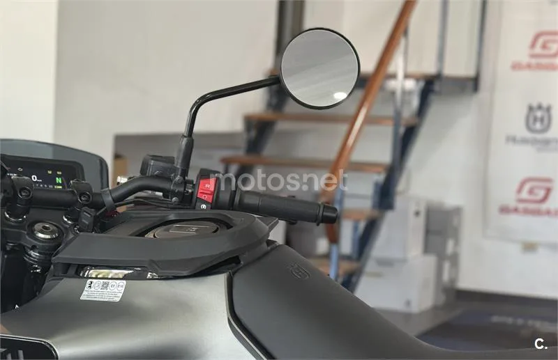 Husqvarna Svartpilen 401 – Vista 3