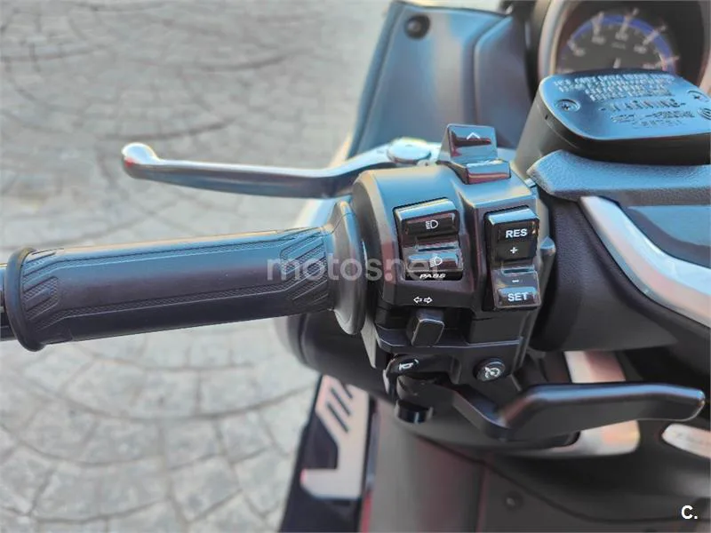 Yamaha TMAX – Vista 16
