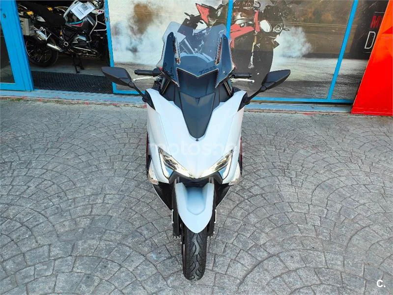 Yamaha TMAX – Vista 22