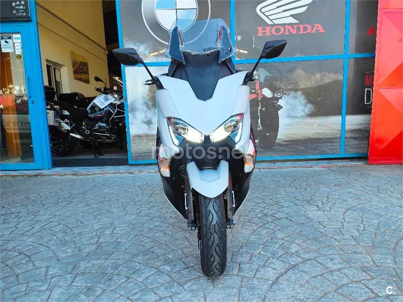 Yamaha TMAX – Vista 23