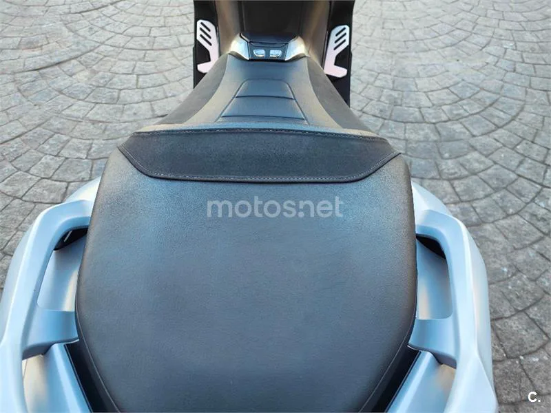 Yamaha TMAX – Vista 9