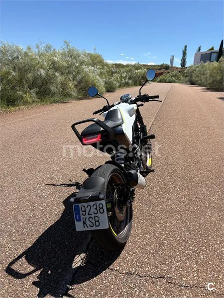 Husqvarna Vitpilen 401 – Vista 13