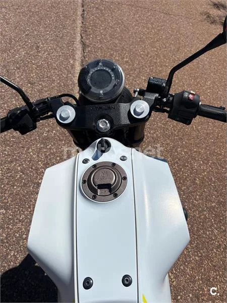 Husqvarna Vitpilen 401 – Vista 17