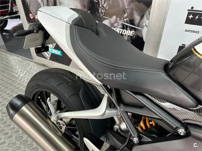 Triumph Speed Triple – Vista 15