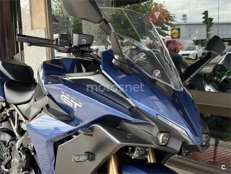 Suzuki GSX-S – Vista 8