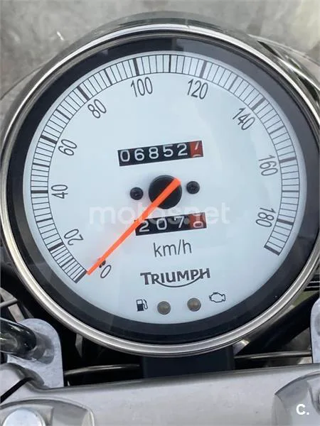 Triumph Speedmaster 900 – Vista 8