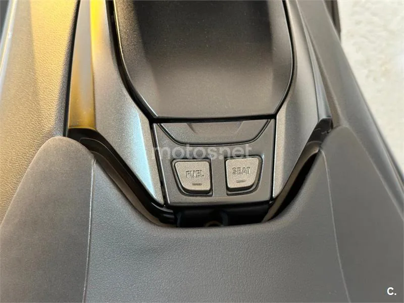 Yamaha TMAX 560 – Vista 16