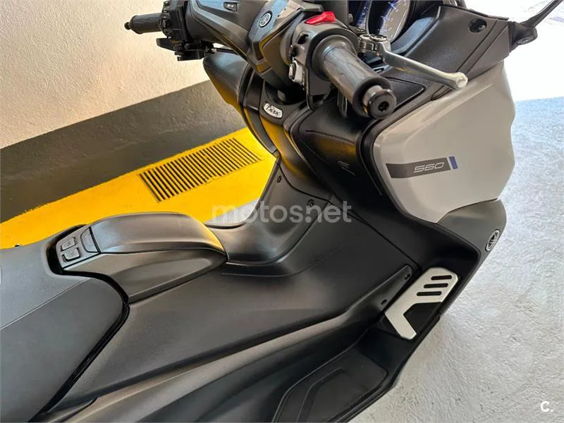 Yamaha TMAX 560 – Vista 22