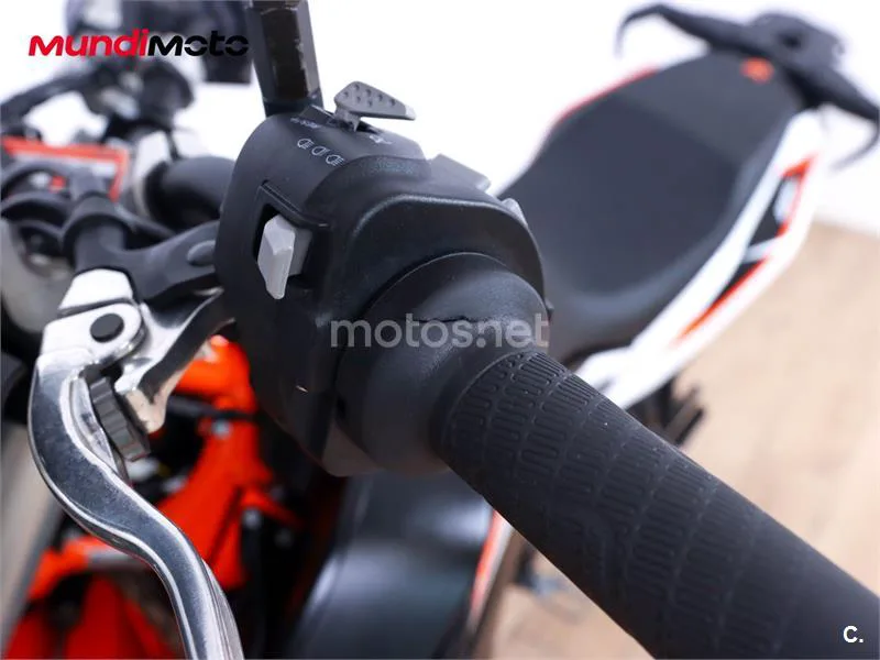 KTM 890 – Vista 15