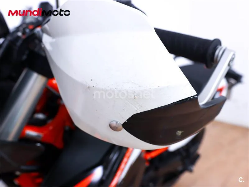 KTM 890 – Vista 16