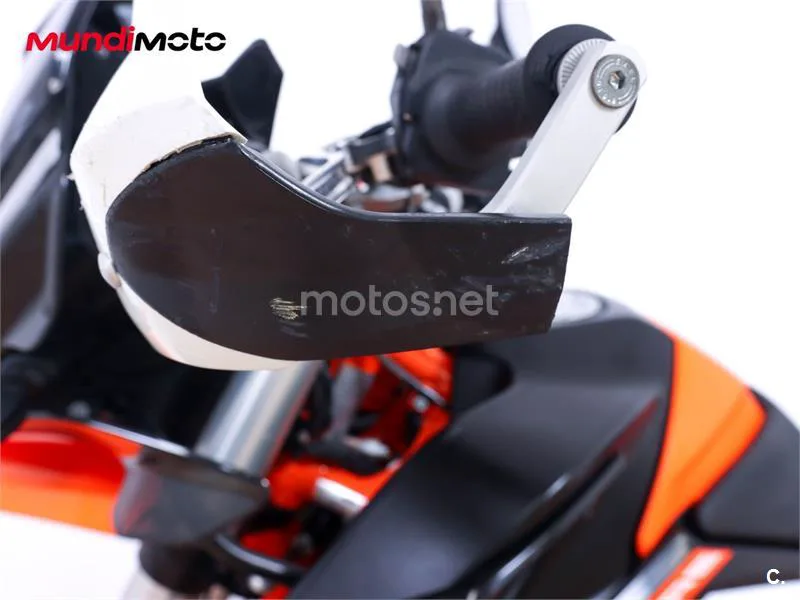 KTM 890 – Vista 17