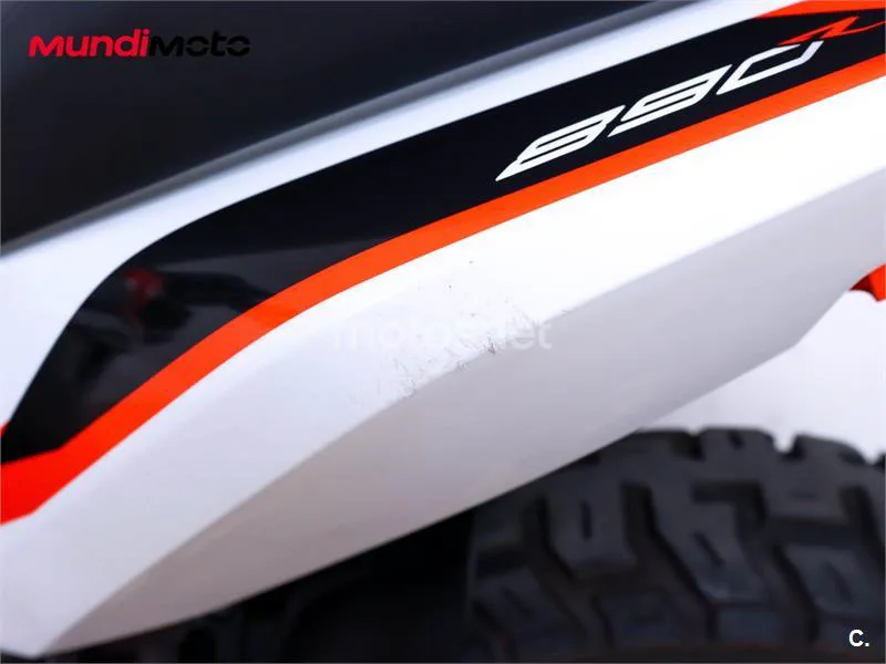 KTM 890 – Vista 19