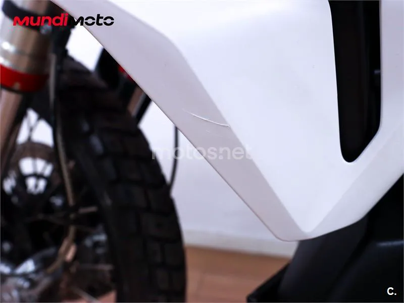 KTM 890 – Vista 20