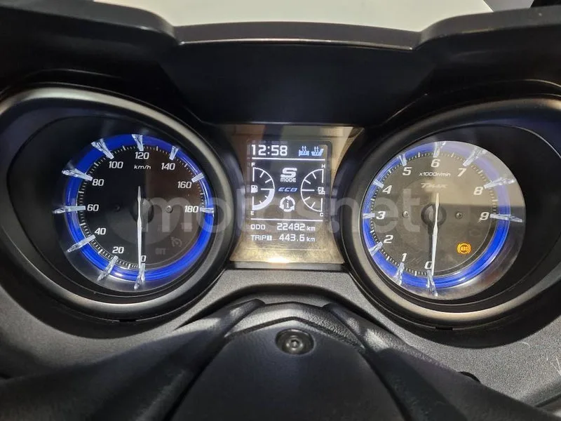 Yamaha TMAX 560 – Vista 10