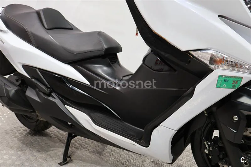 Suzuki Burgman 400 – Vista 12