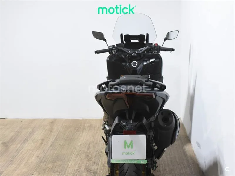 Yamaha TMAX – Vista 6