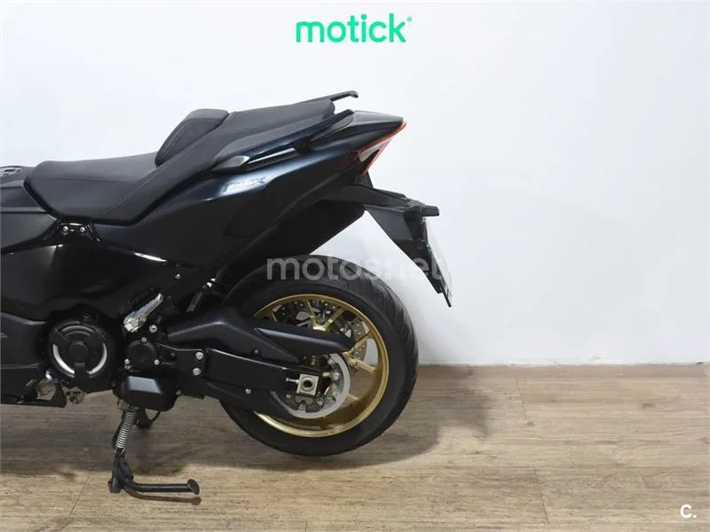Yamaha TMAX – Vista 9