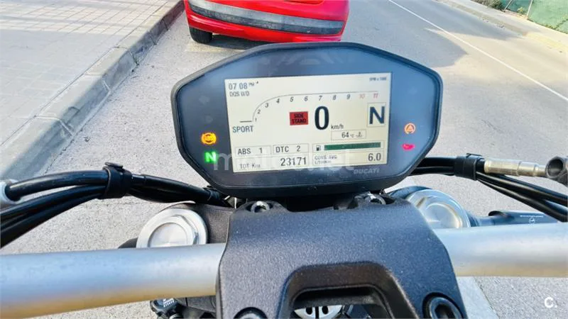 Ducati Monster 821 – Vista 3