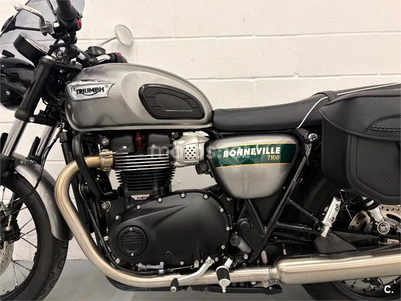 Triumph Bonneville T100 – Vista 15