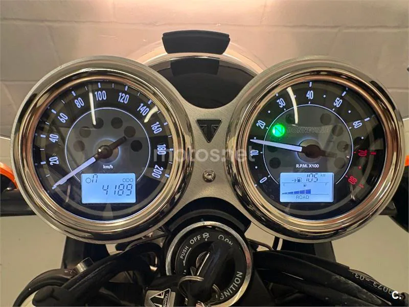 Triumph Bonneville T100 – Vista 22
