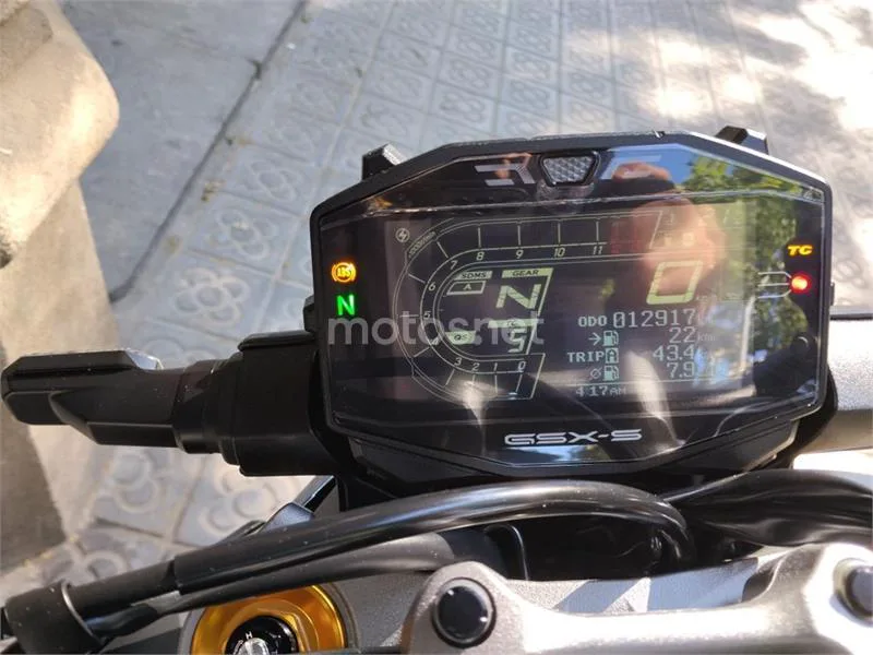 Suzuki GSX-S – Vista 14
