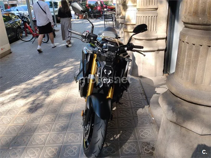 Suzuki GSX-S – Vista 17