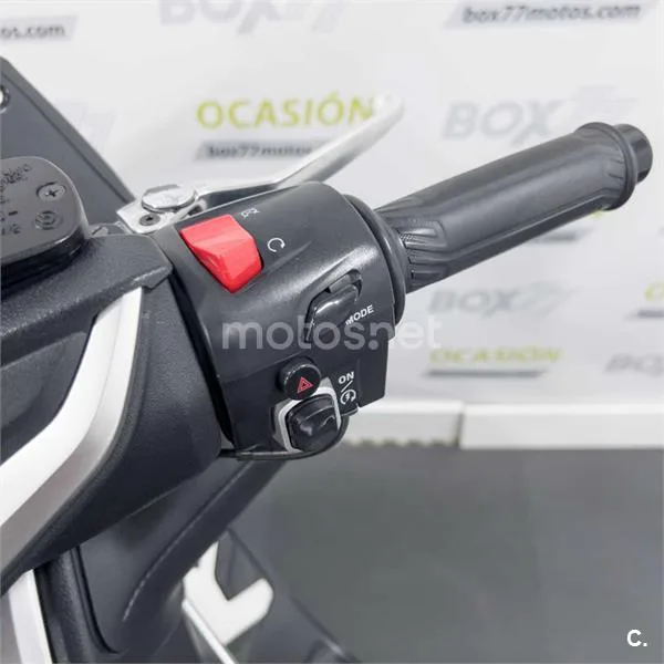 Yamaha TMAX – Vista 11