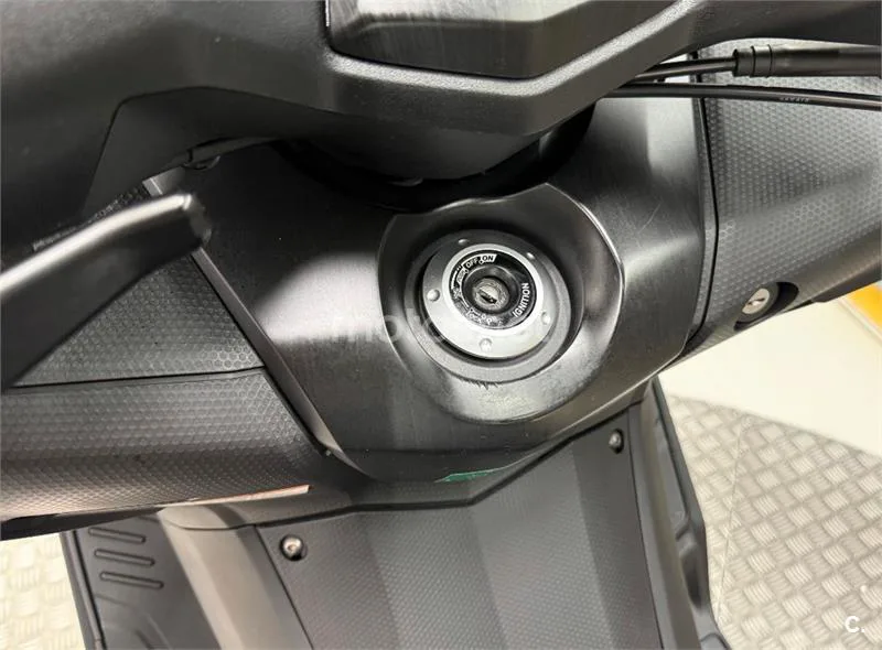 Yamaha TMAX 530 – Vista 16