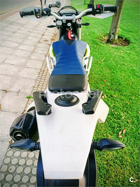 Husqvarna 701 Enduro – Vista 6