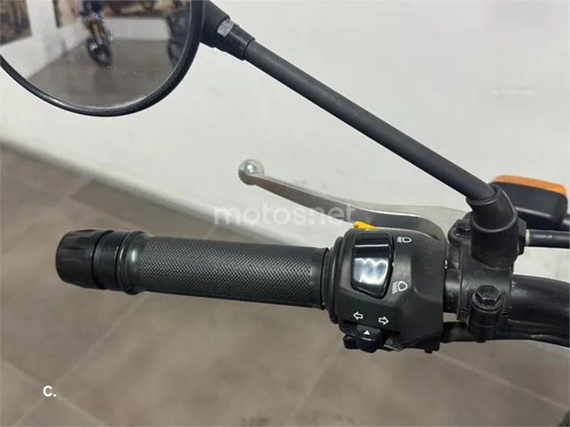 Royal Enfield Scram 411 – Vista 12