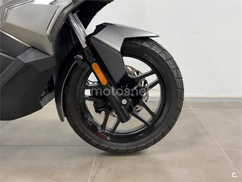 SYM ADX 300 – Vista 10