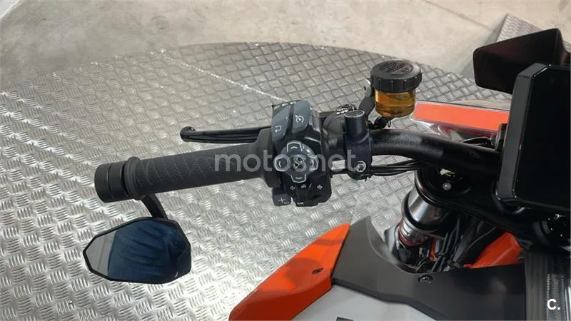 KTM 1290 Super Duke R – Vista 12