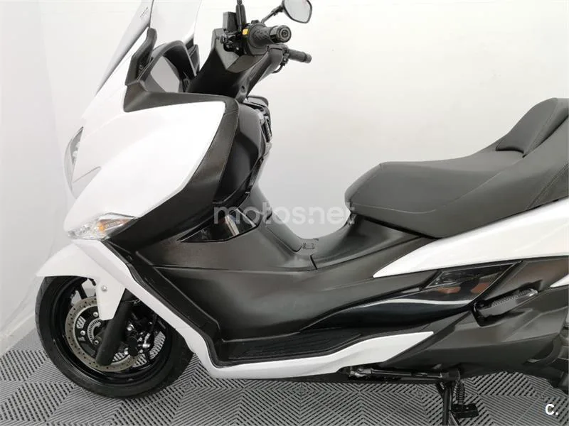 Suzuki Burgman 400 – Vista 18