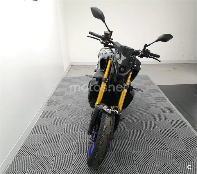 Yamaha MT-09 – Vista 16